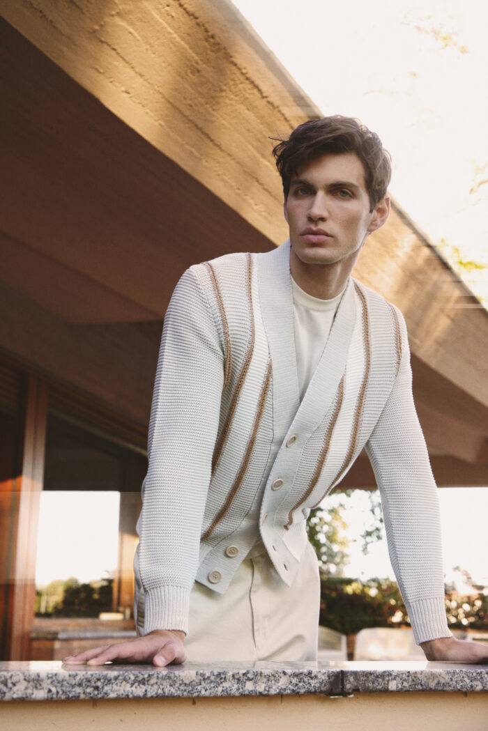 Cardigan manica lunga con righe verticali e bottoni