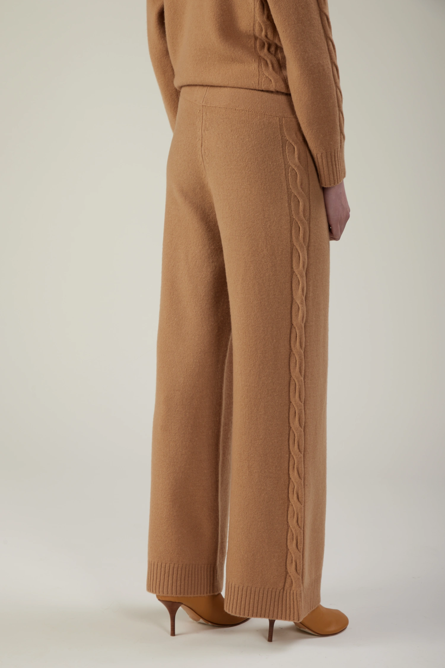 Pantalone in lana con lavorazione a trecce verticali - immagine 4