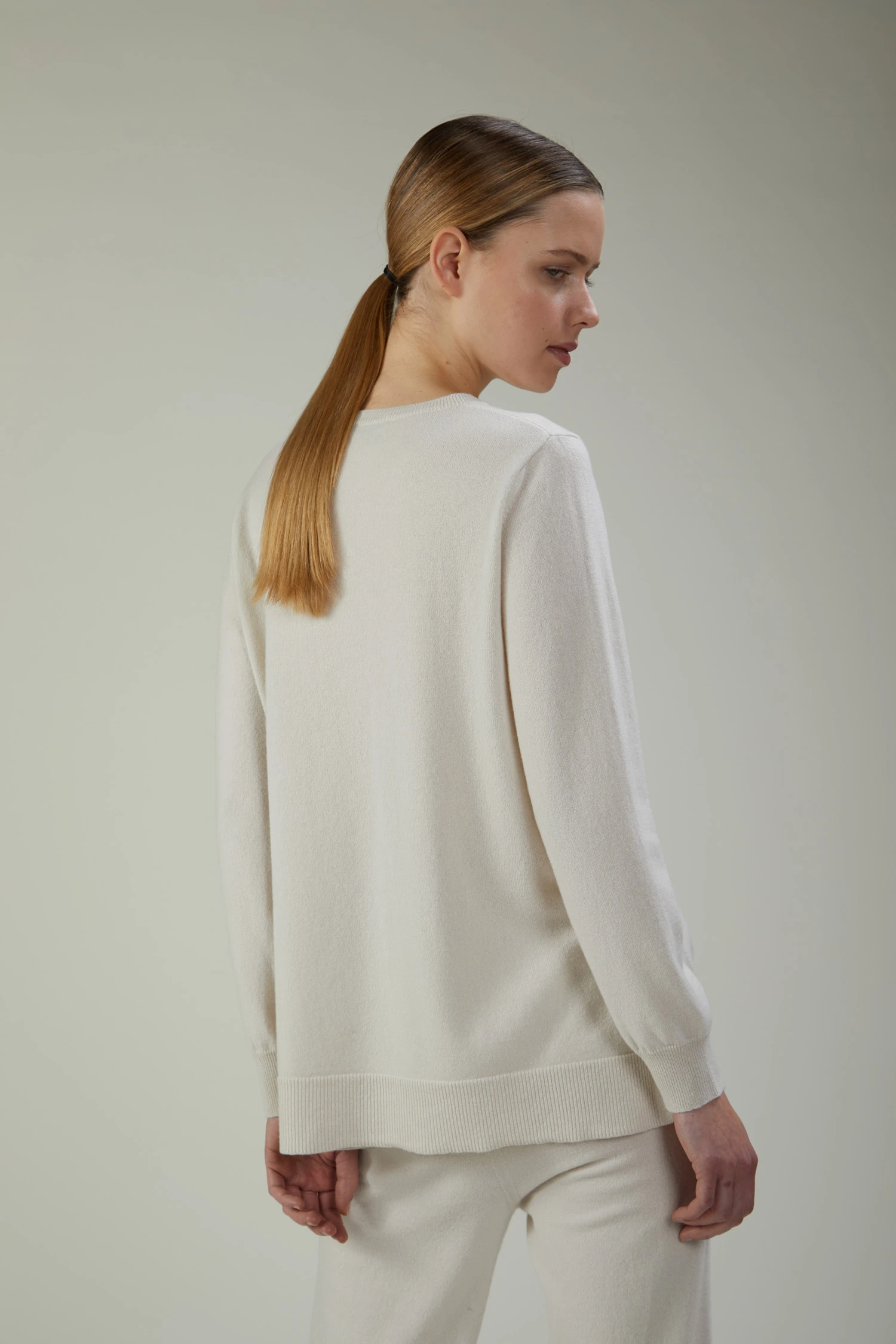 Maglia girocollo in lana e cashmere con spacchi laterali - immagine 3