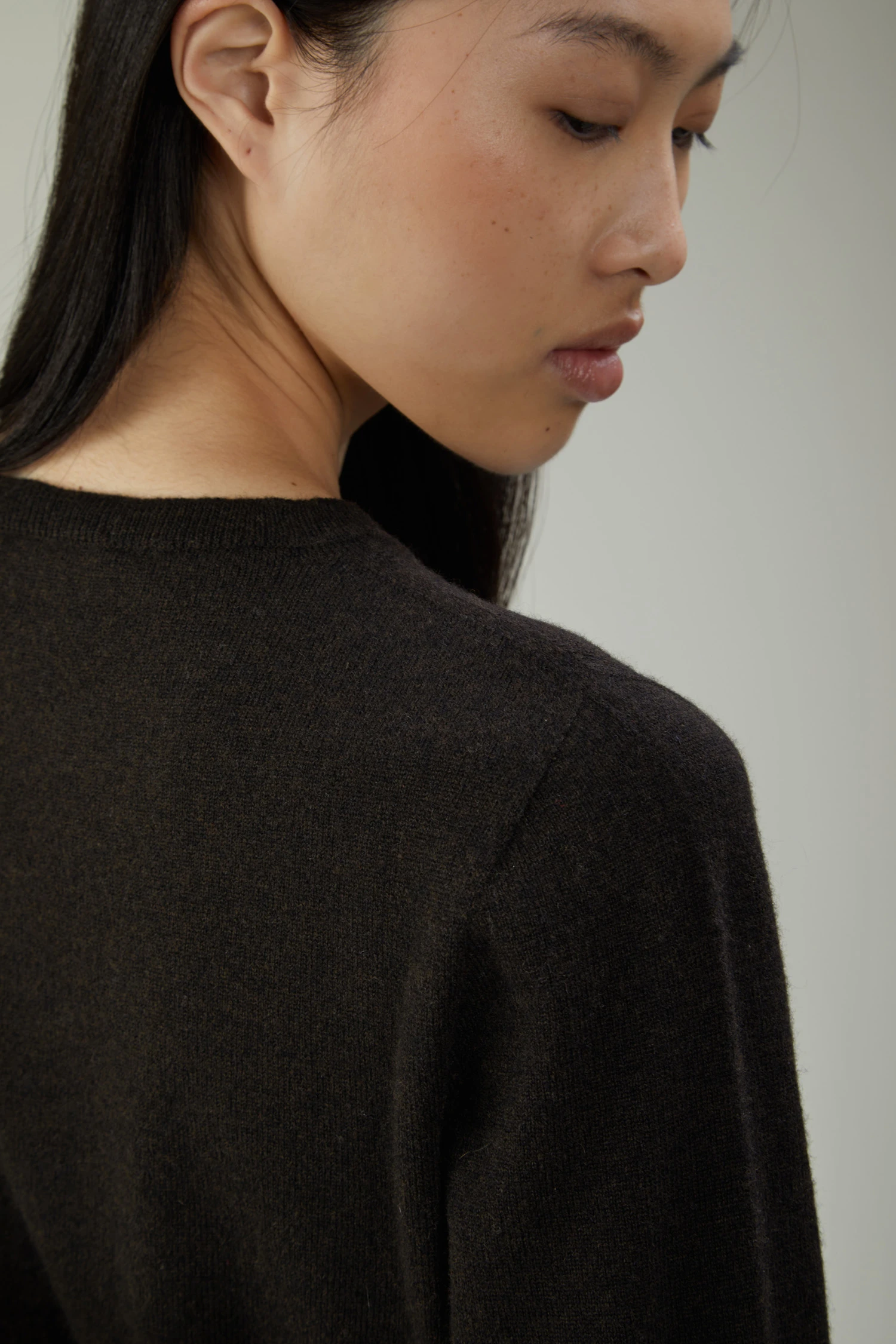Maglia girocollo in lana e cashmere - immagine 2