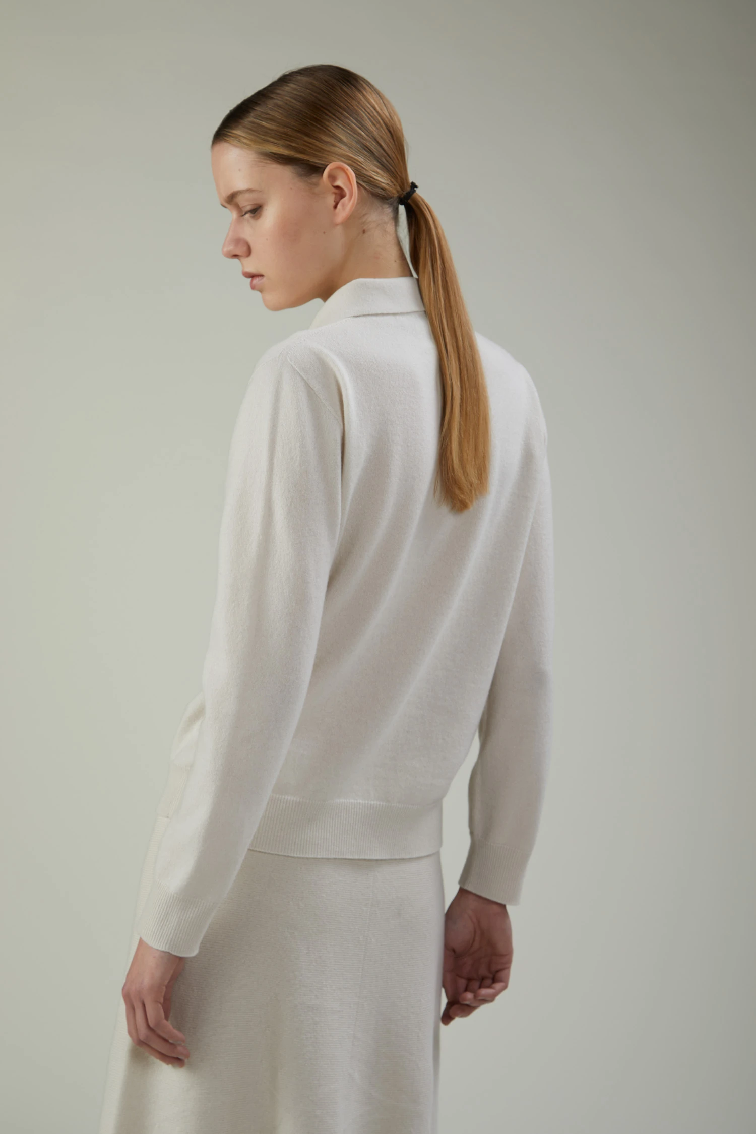 Polo con bottoni in lana e cashmere - immagine 3
