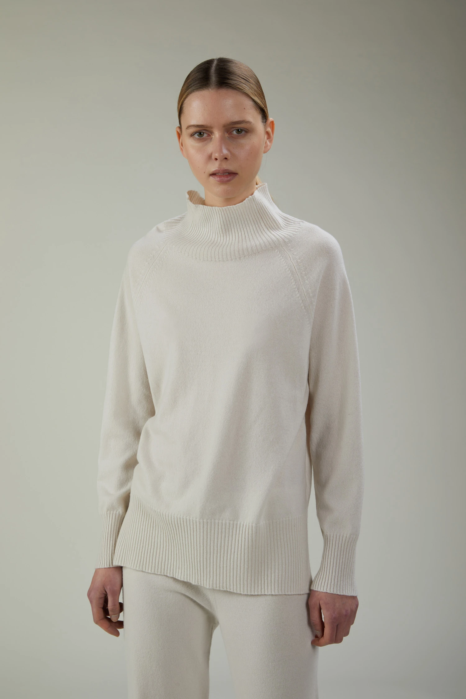 Maglia collo alto in lana e cashmere con spacchi laterali - immagine 1
