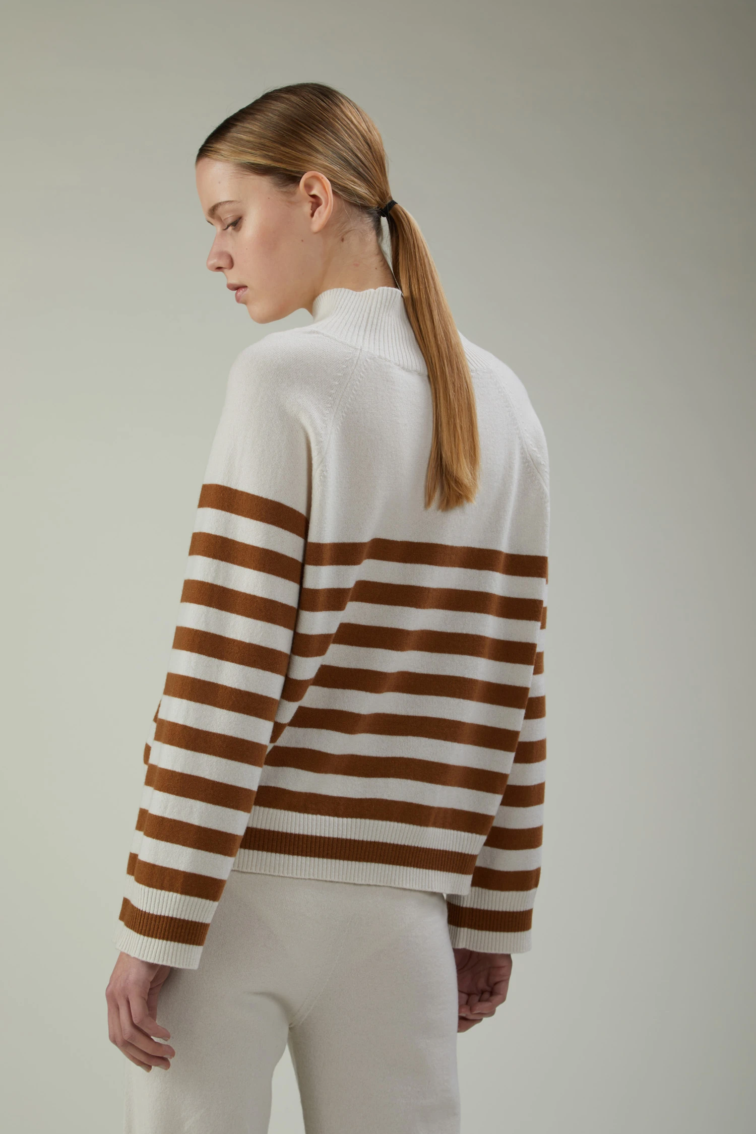 Maglia a collo alto a righe in lana e cashmere - immagine 3
