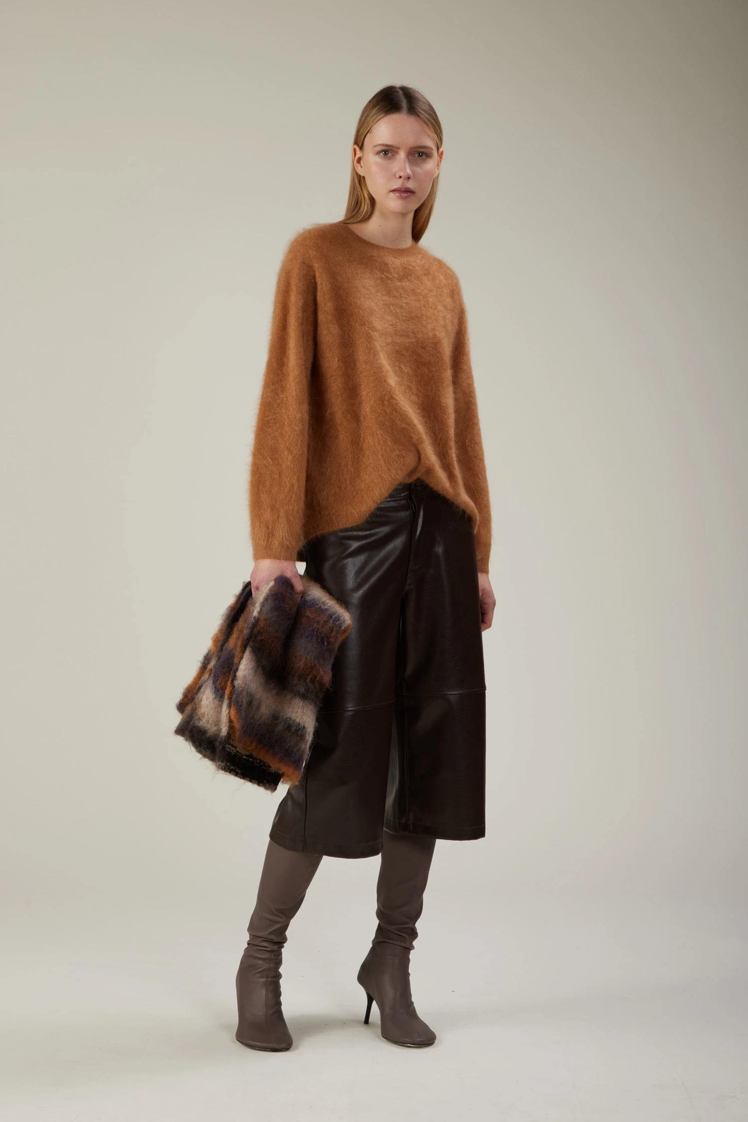 Maglia girocollo in cashmere effetto garzato - immagine 1