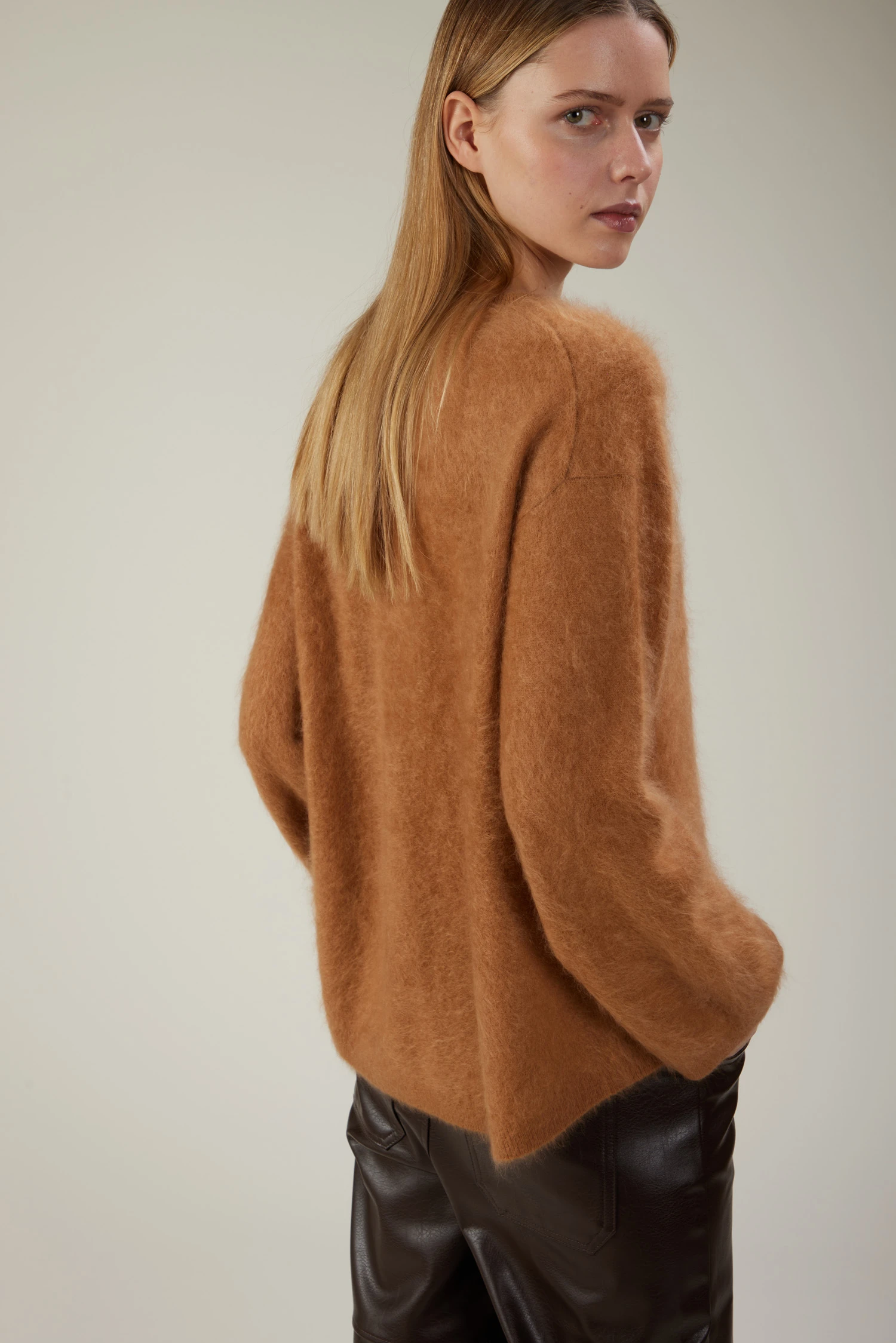 Maglia girocollo in cashmere effetto garzato - immagine 3