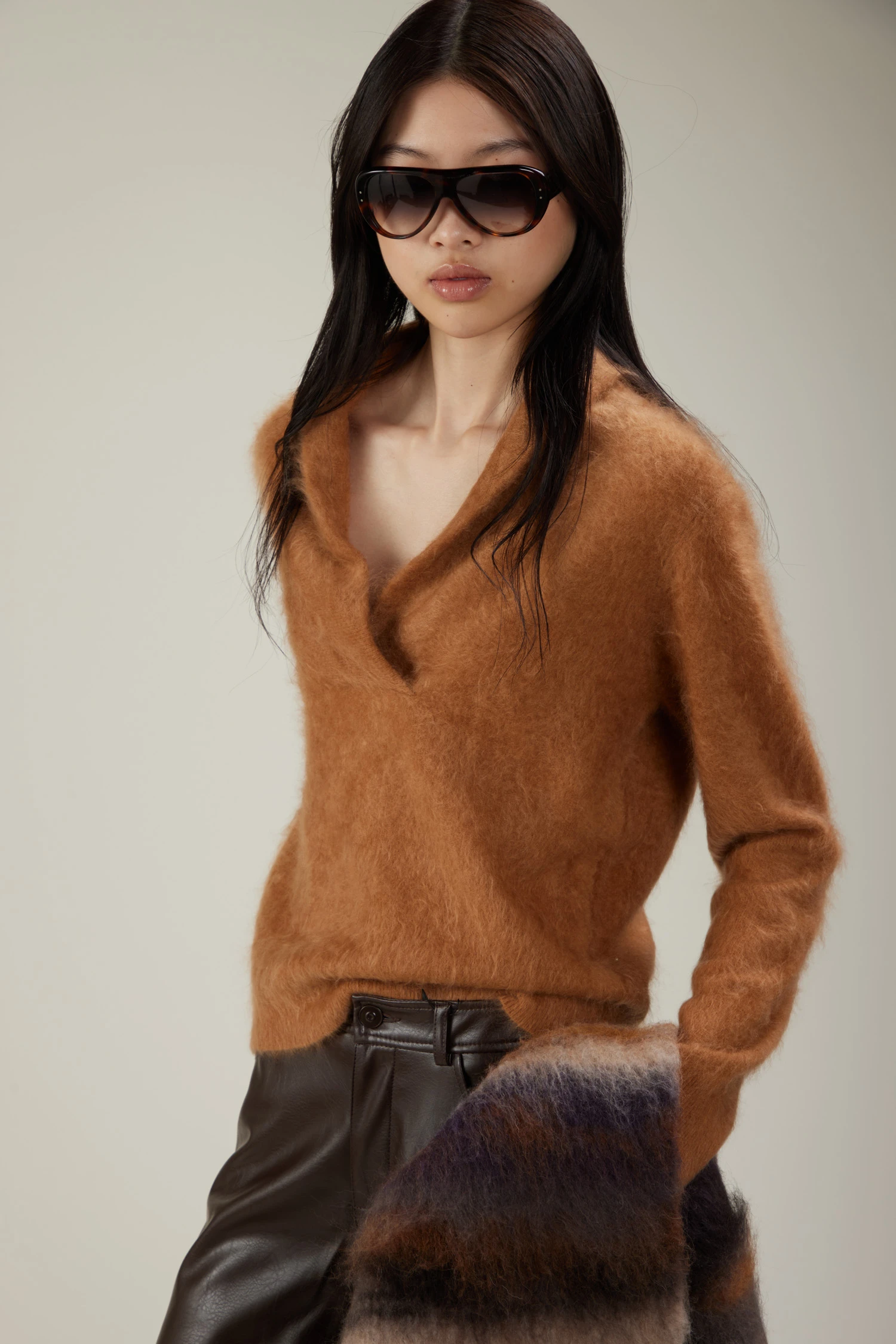 Maglione in cashmere garzato con collo a scialle - immagine 1