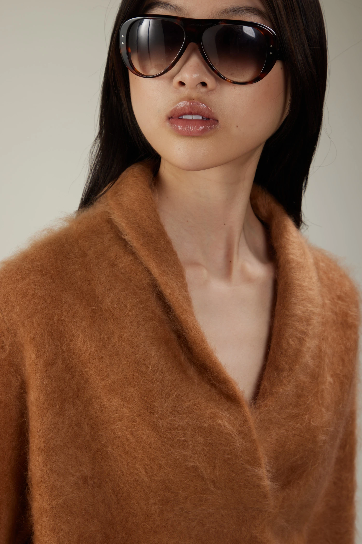 Maglione in cashmere garzato con collo a scialle - immagine 2