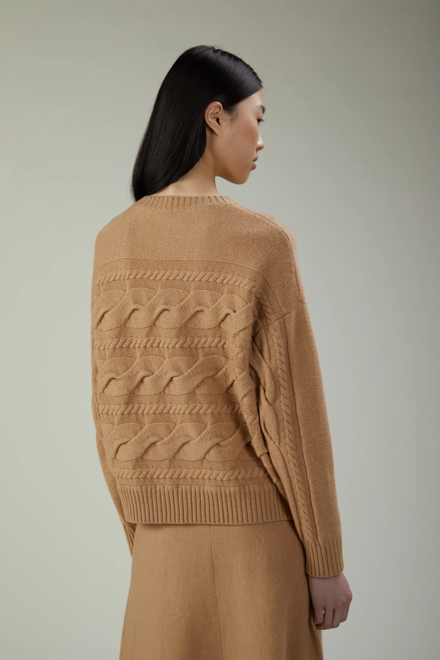 Maglia girocollo in lana e cashmere a trecce orizzontali - immagine 3
