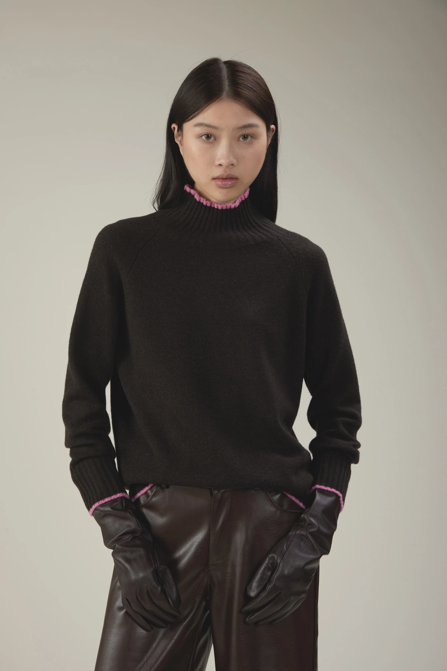 Maglione a collo alto con maniche raglan in lana e cashmere - immagine 1