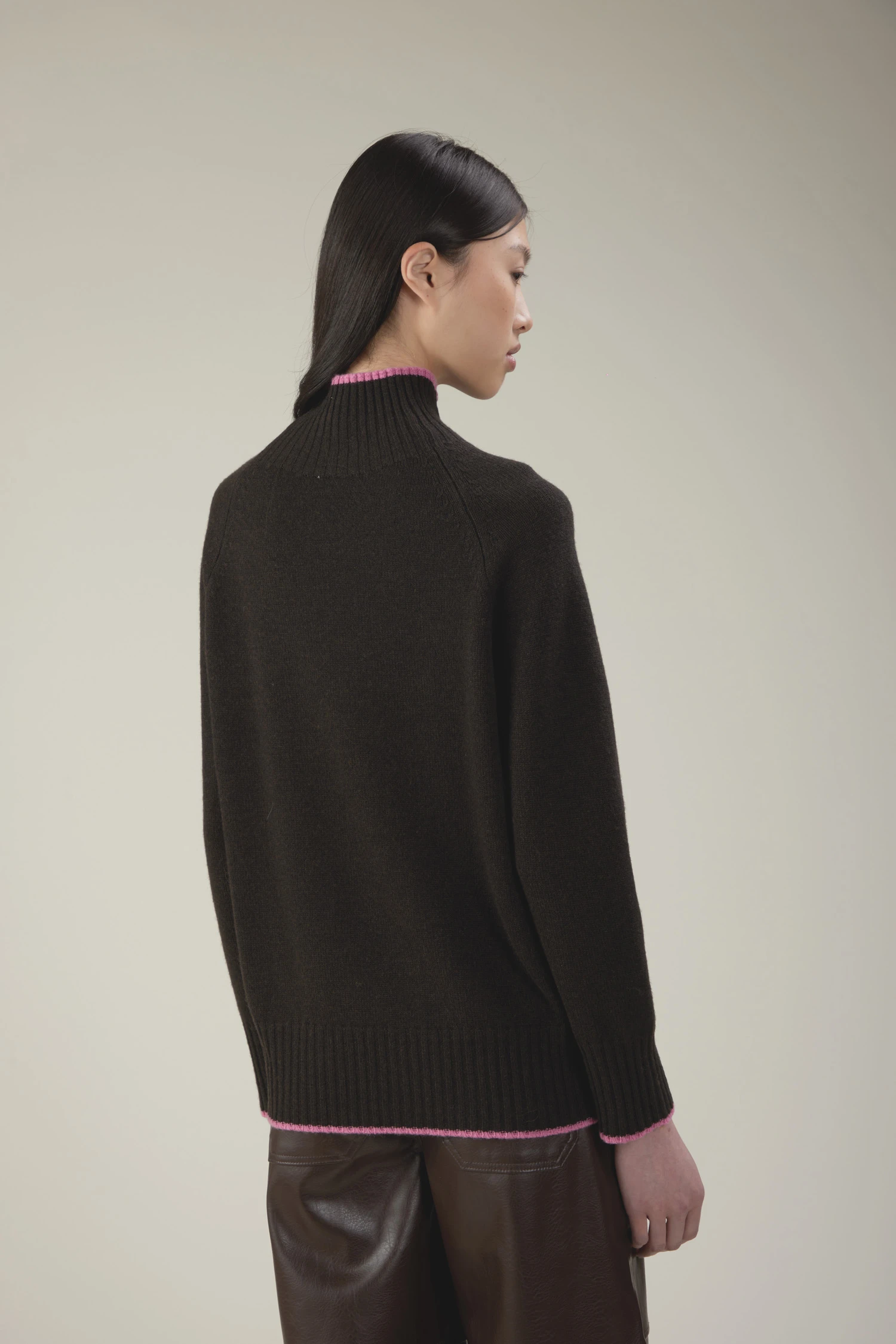 Maglione a collo alto con maniche raglan in lana e cashmere - immagine 3