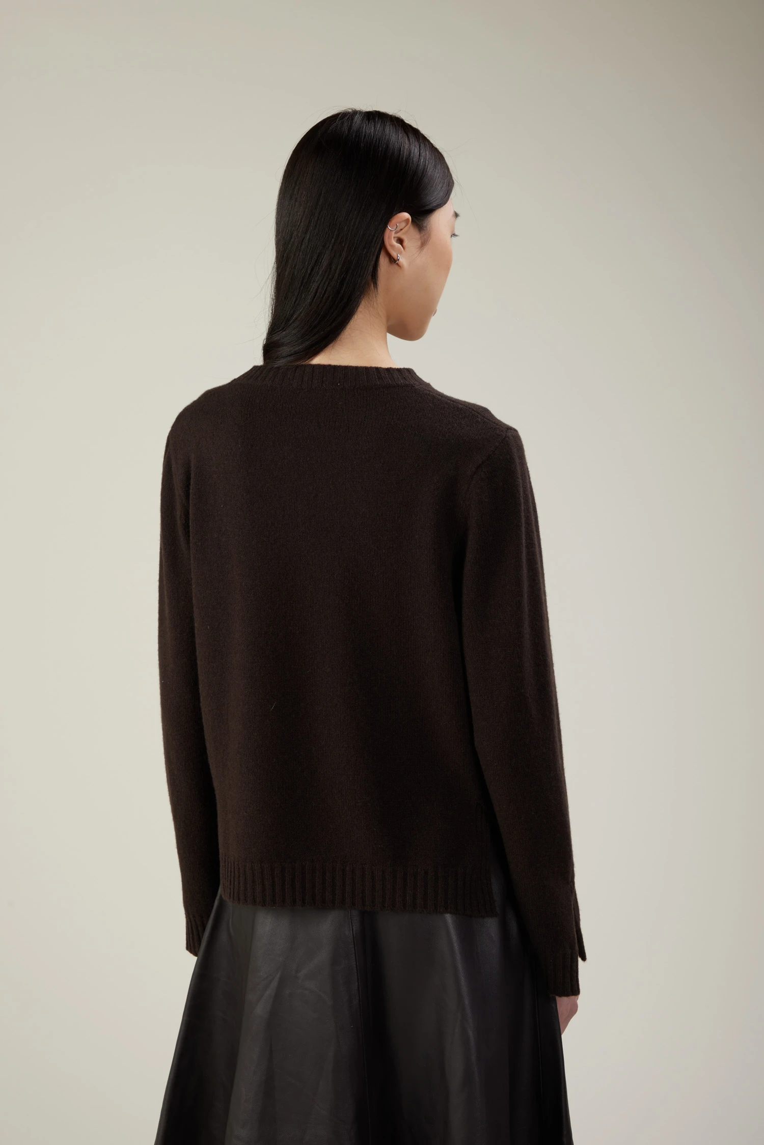 Maglia girocollo in lana e cashmere con spacchi laterali - immagine 2
