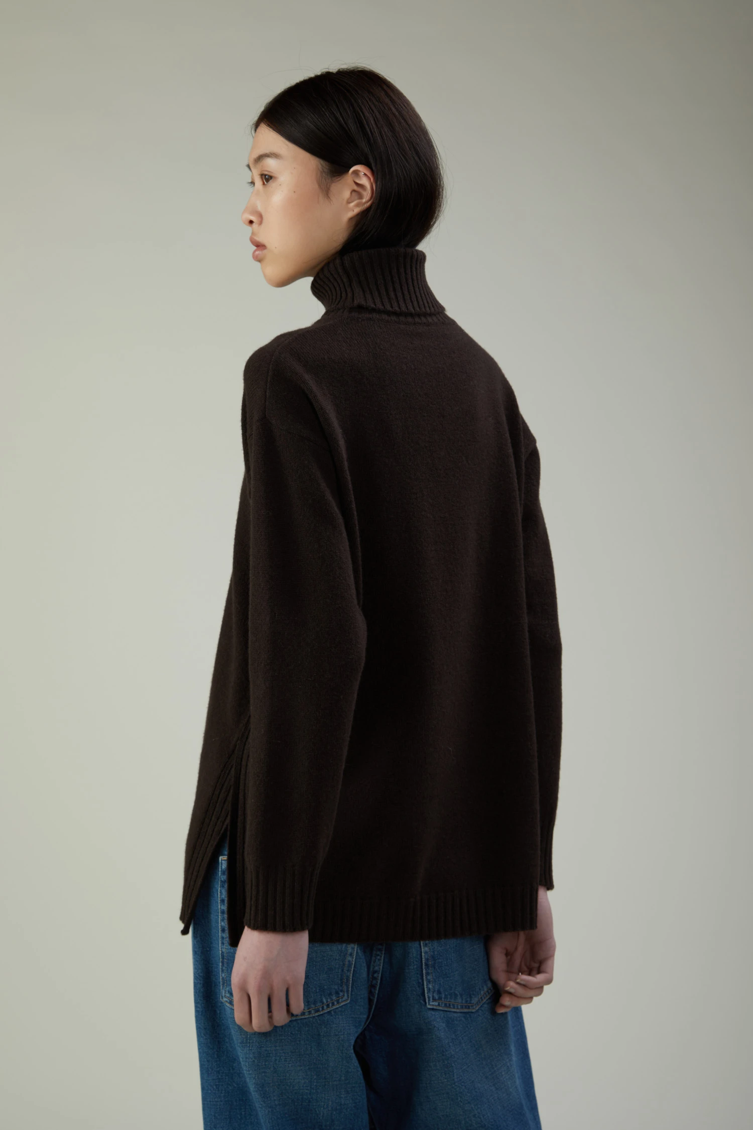 Maglia dolcevita in lana e cashmere con spacchi laterali - immagine 2