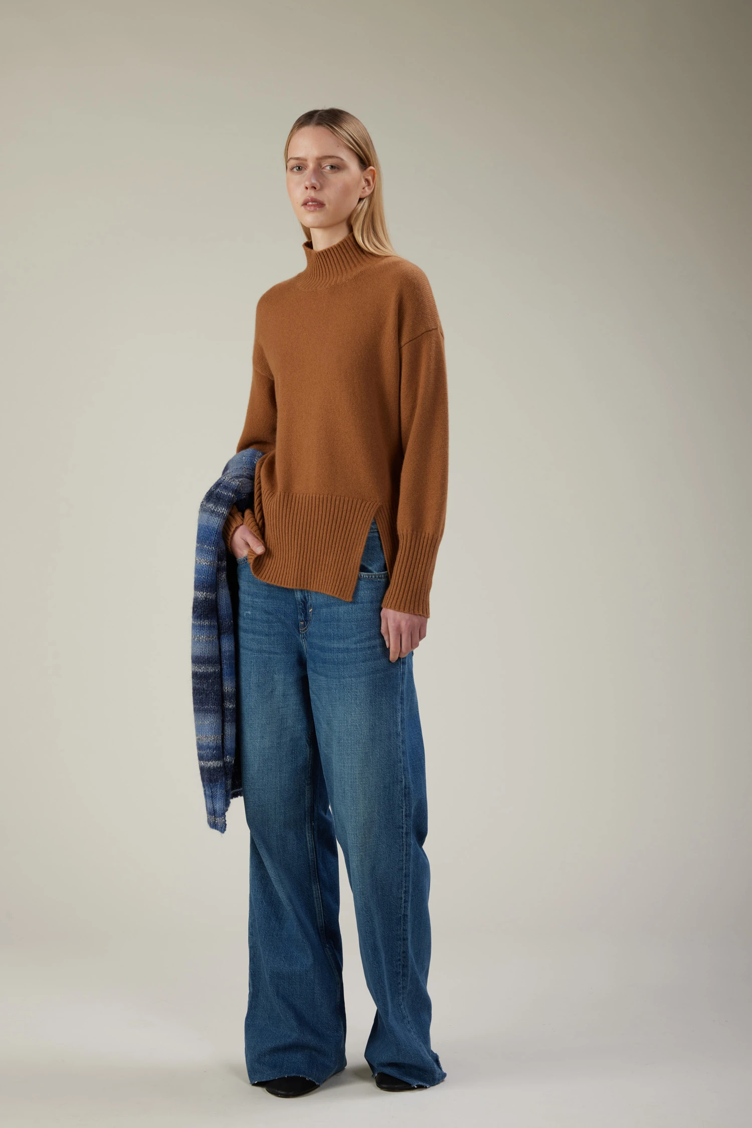 Maglia a collo alto in cashmere con spacco frontale - immagine 1
