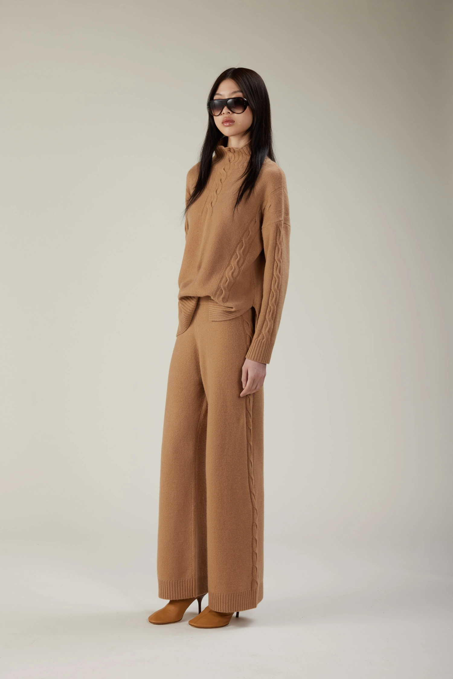 Pantalone in lana con lavorazione a trecce verticali - immagine 1