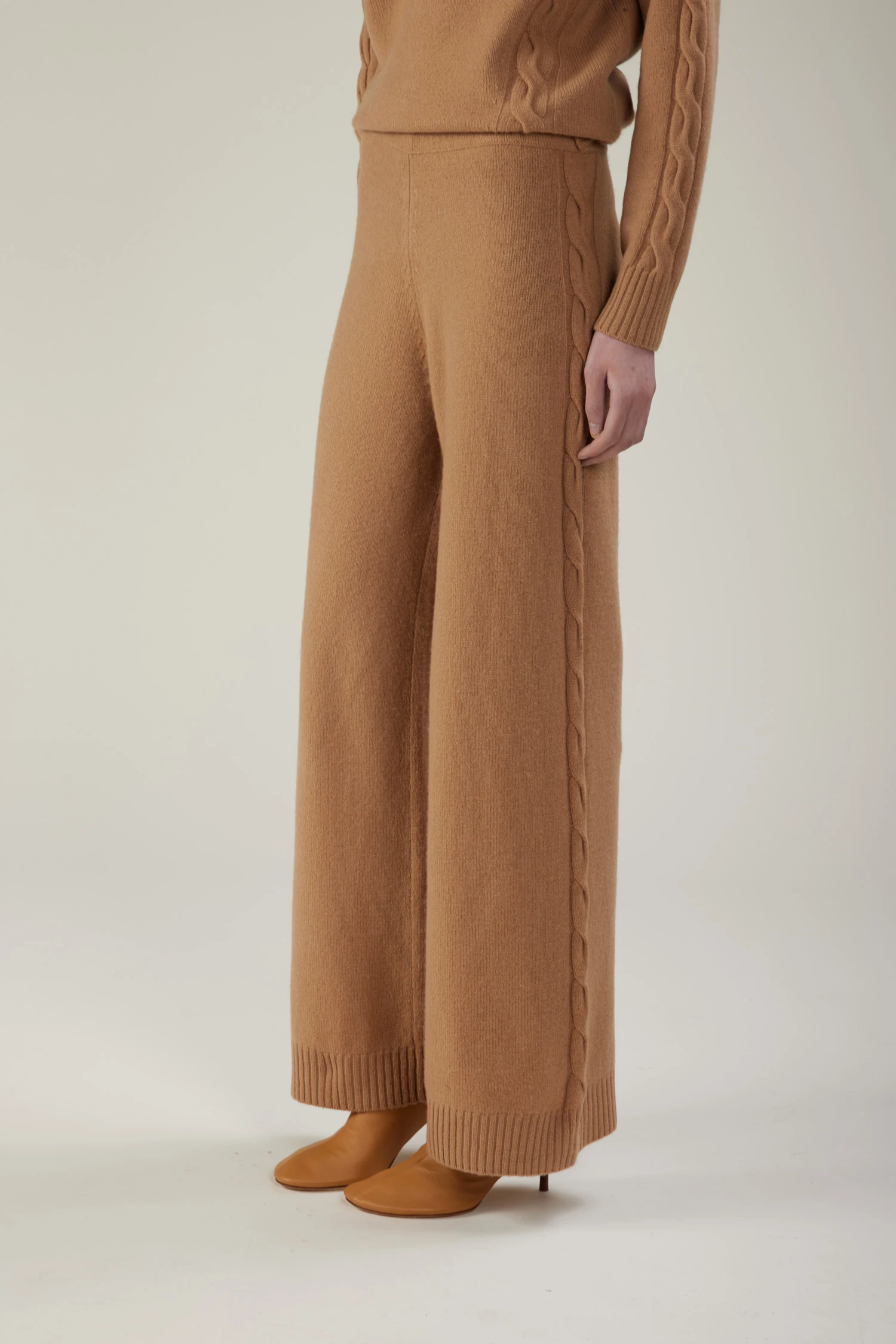 Pantalone in lana con lavorazione a trecce verticali - immagine 2