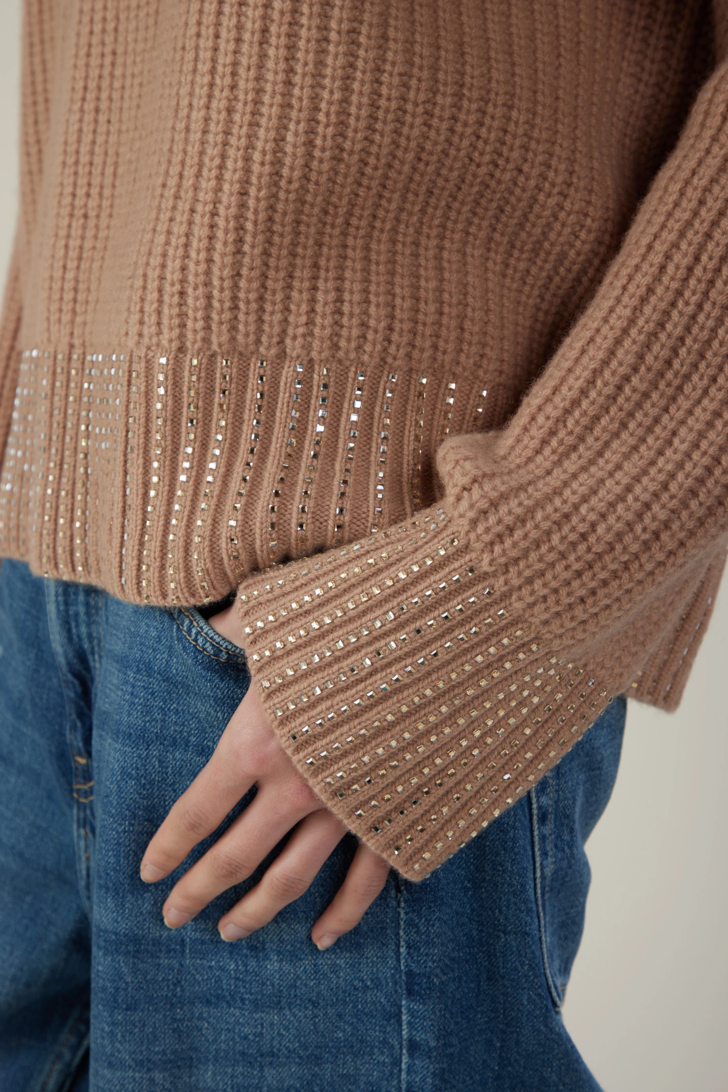 Maglia girocollo in lana con cristalli - immagine 2