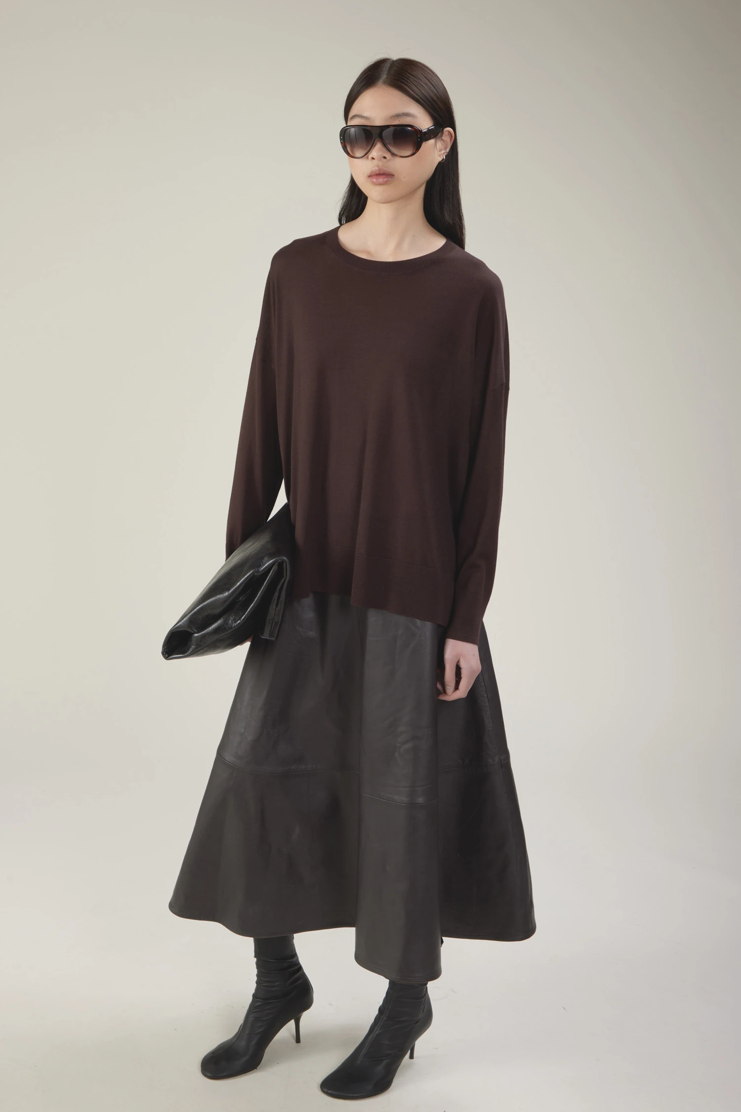 Maglia girocollo in lana merino extrafine con spacchi laterali - immagine 1