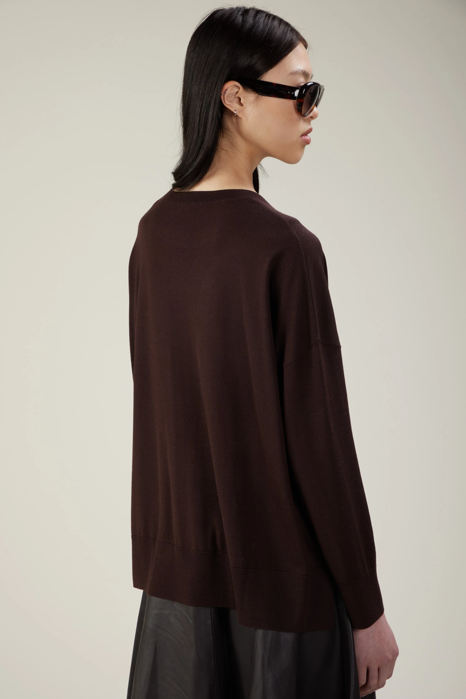 Maglia girocollo in lana merino extrafine con spacchi laterali - immagine 3