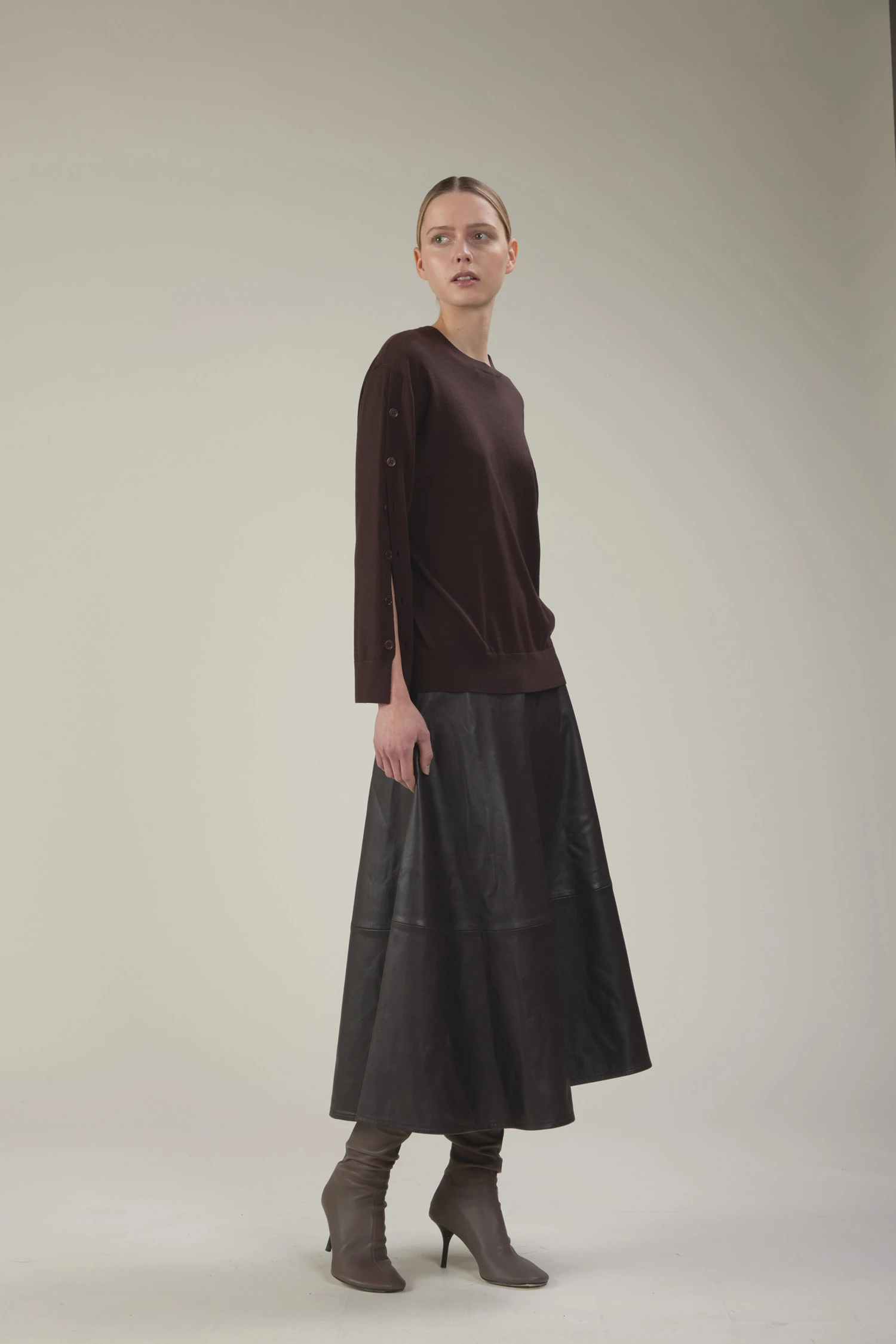 Maglia girocollo in lana merino extrafine con maniche aperte e bottoni - immagine 1
