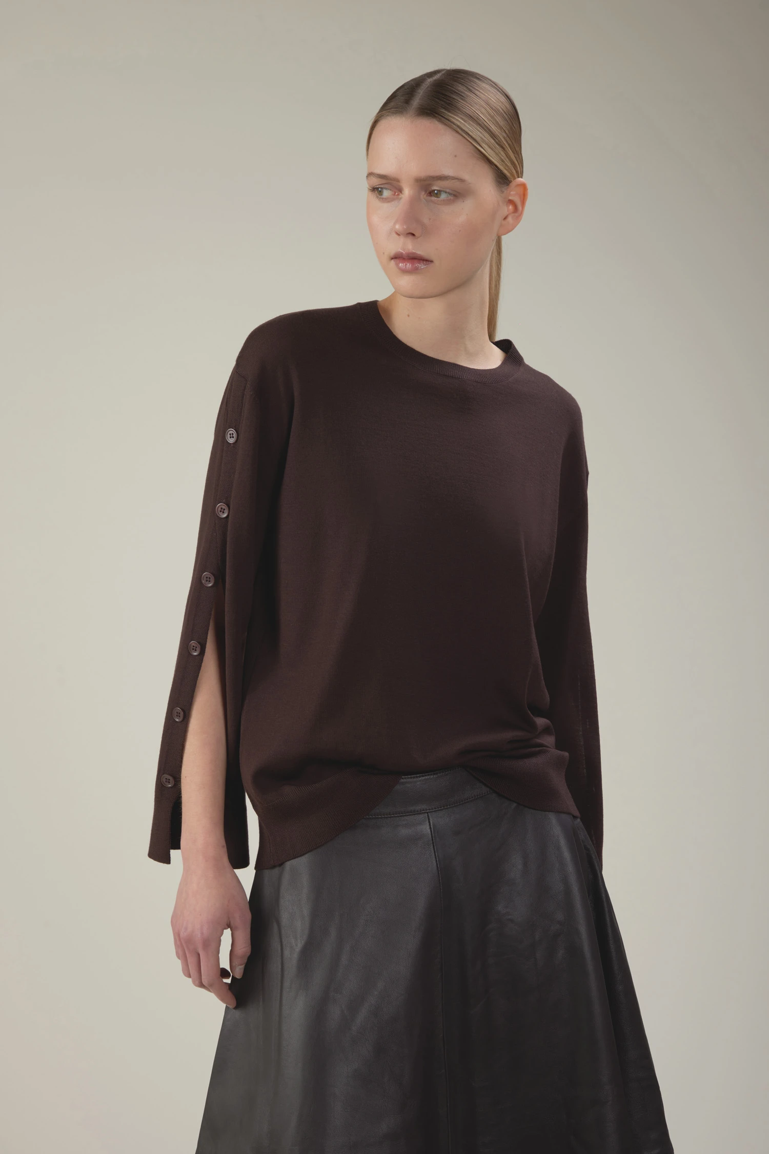 Maglia girocollo in lana merino extrafine con maniche aperte e bottoni - immagine 2