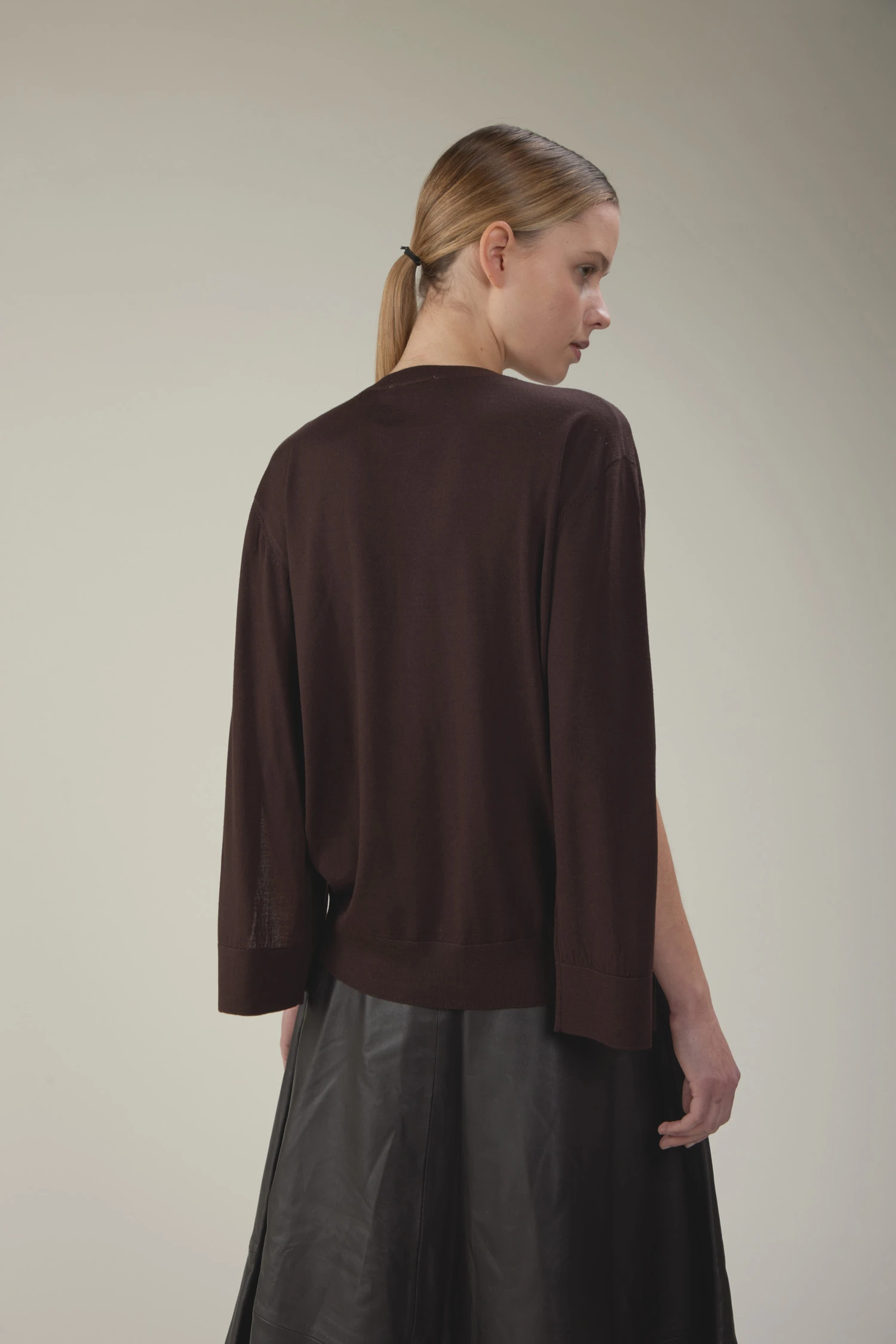 Maglia girocollo in lana merino extrafine con maniche aperte e bottoni - immagine 3
