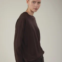 Maglia girocollo oversize in lana merino extrafine con spacco laterale e bottoni - Thumbnail Image 2