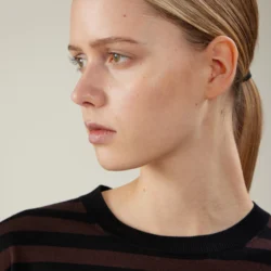Maglia girocollo bicolore a maniche corte in lana merino extrafine - Thumbnail Image 2