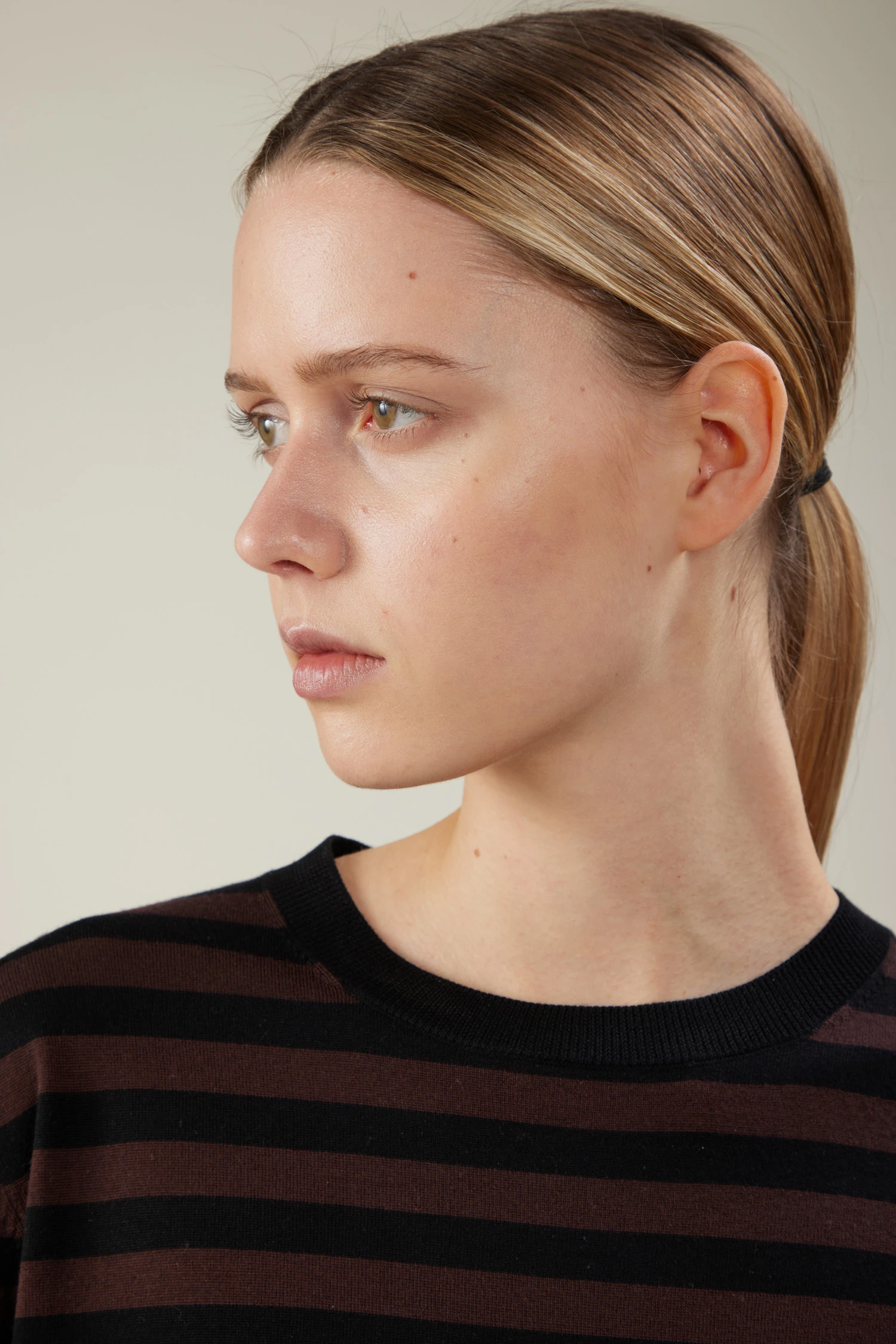 Maglia girocollo bicolore a maniche corte in lana merino extrafine - immagine 2