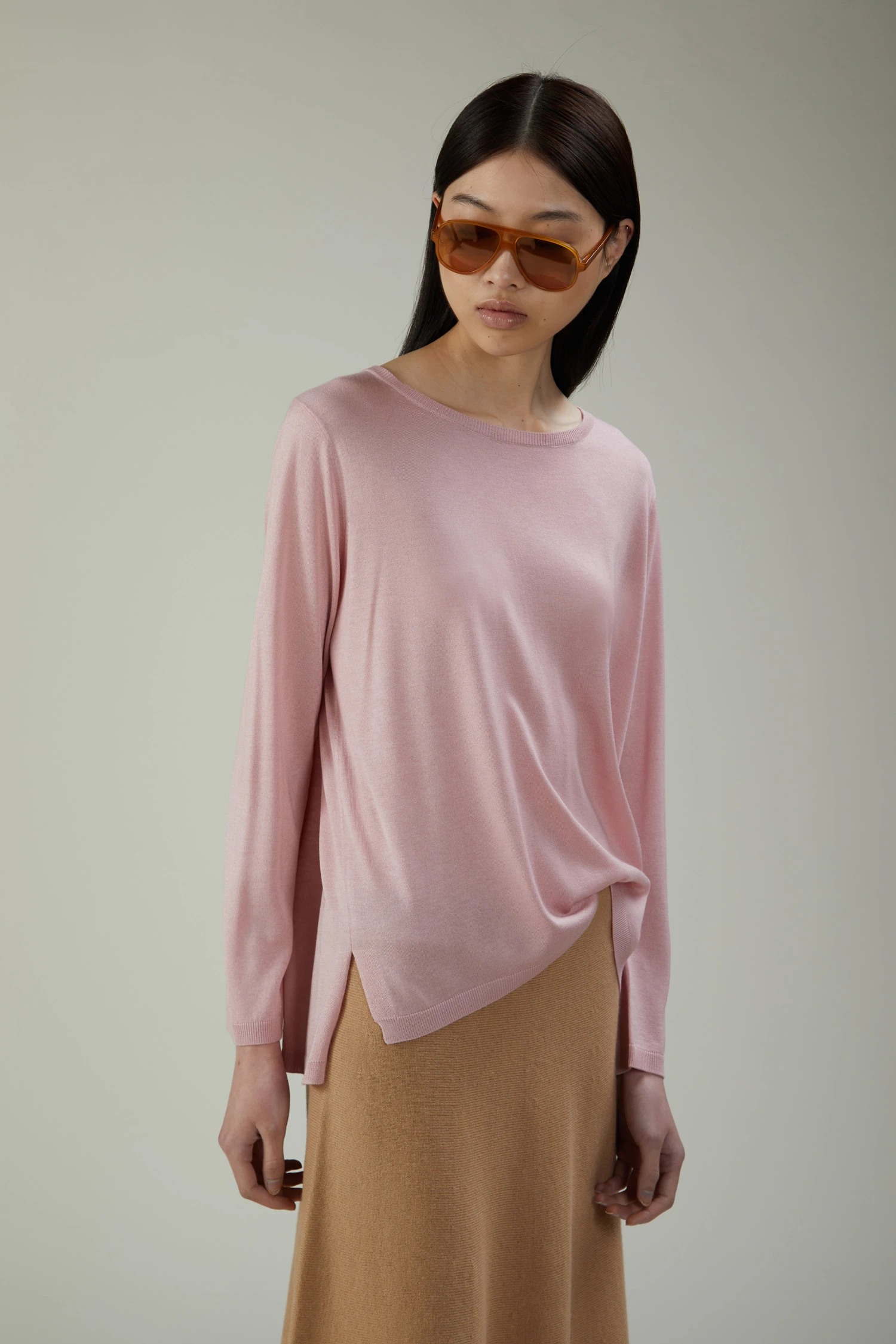 Maglia girocollo in seta e cashmere con spacchi laterali - immagine 2