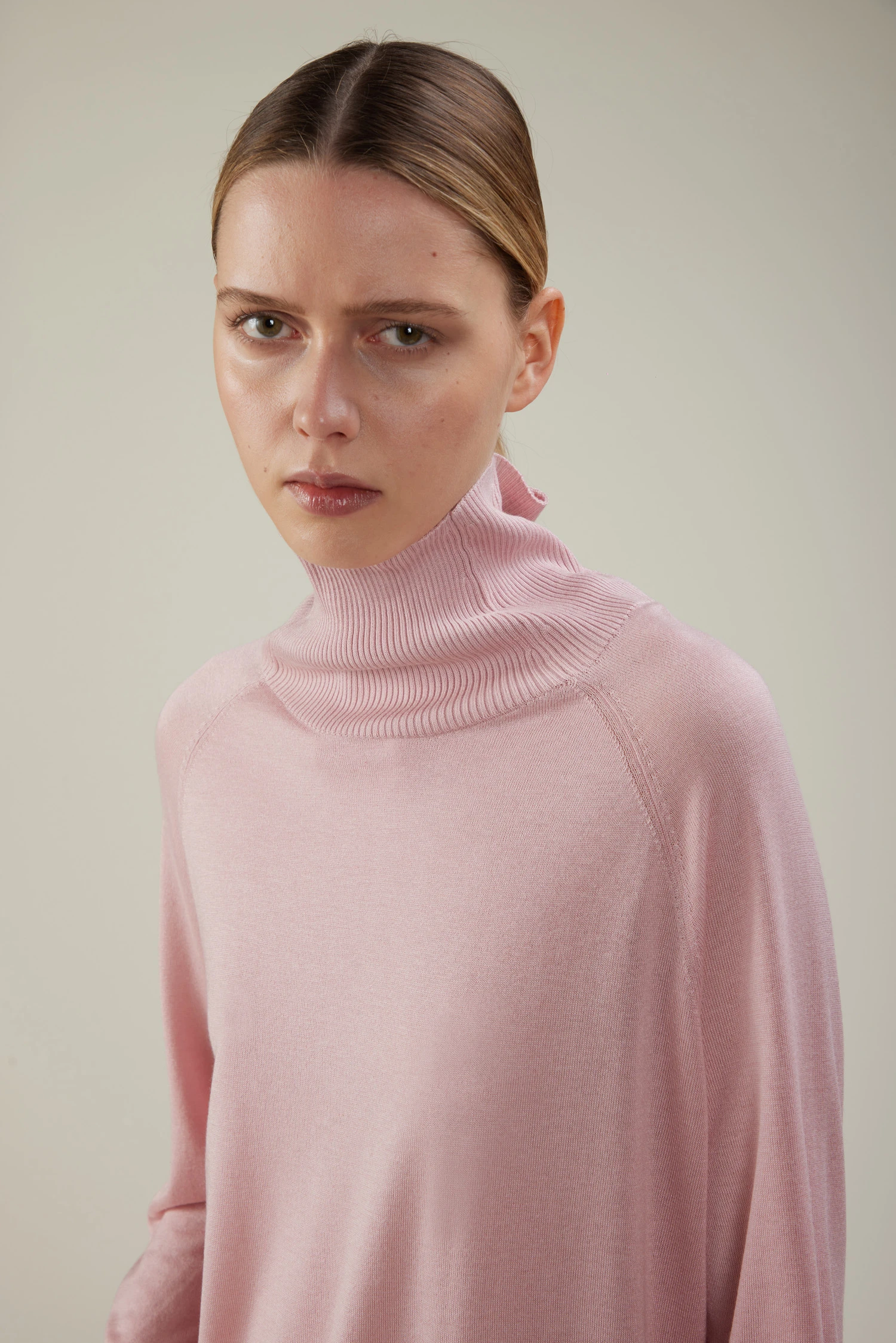 Maglia a collo alto in seta e cashmere con maniche raglan e spacchi laterali - immagine 3