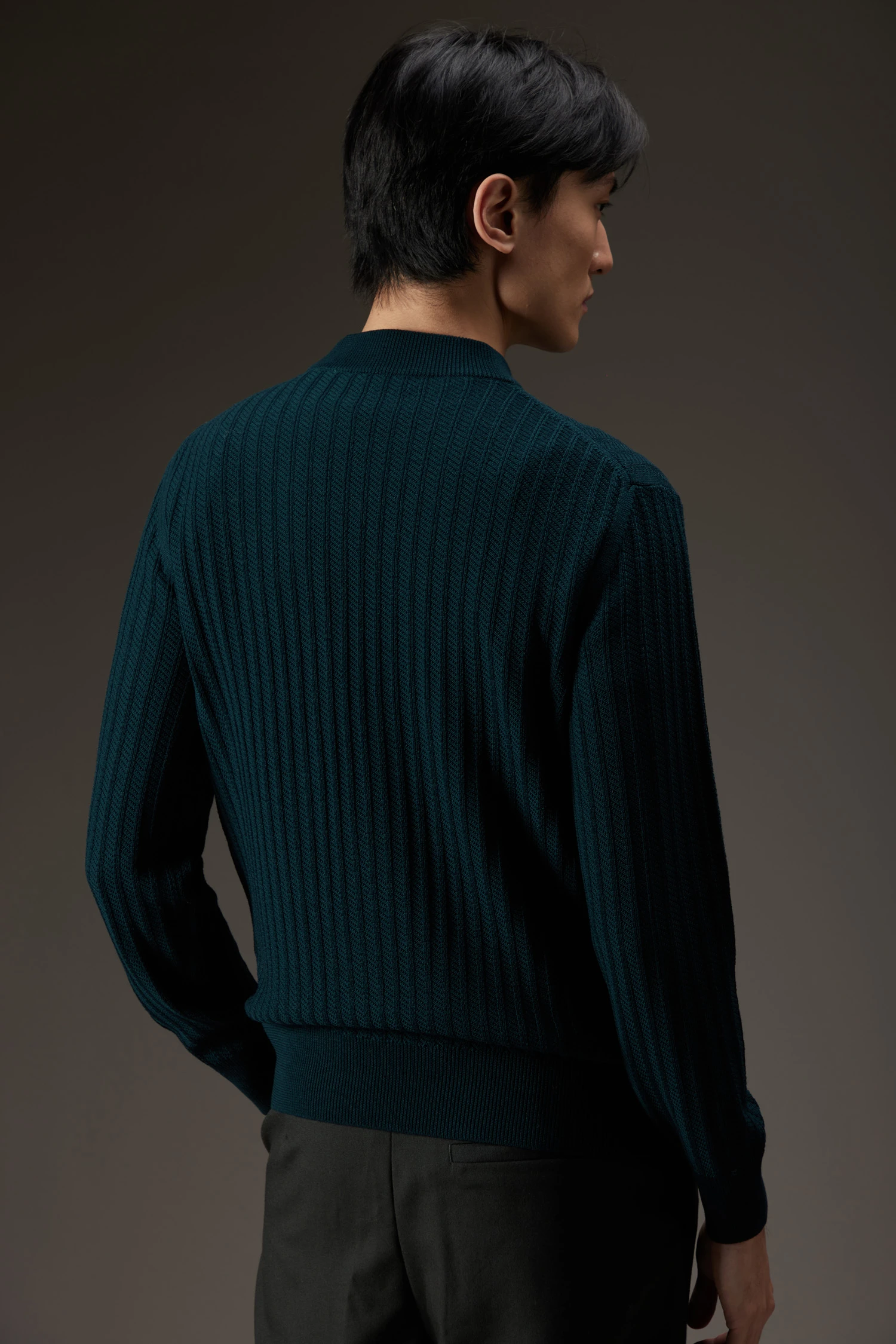 Maglia girocollo in lana a coste diagonali - immagine 3