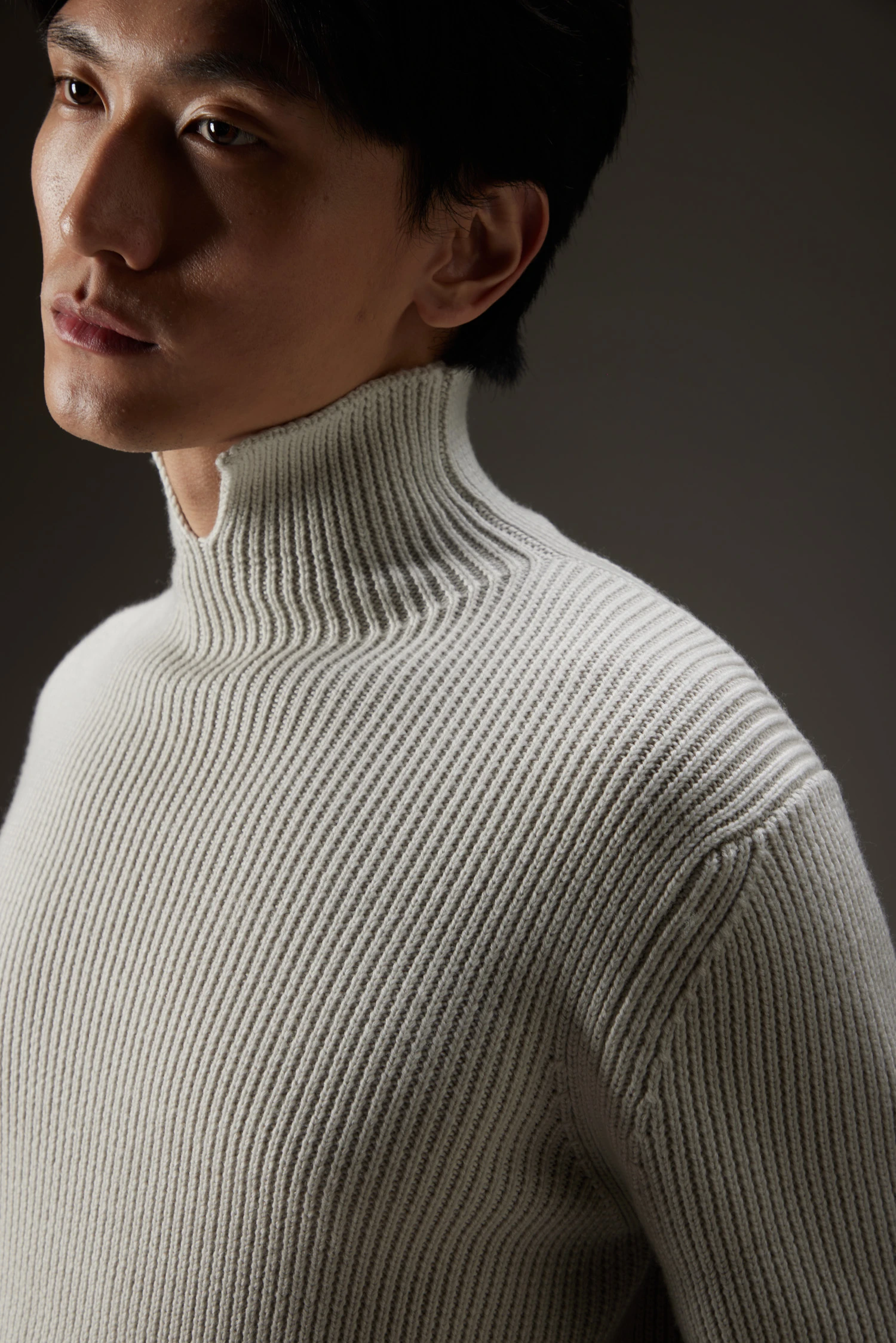 Maglia a collo alto a coste con collo speciale - immagine 2